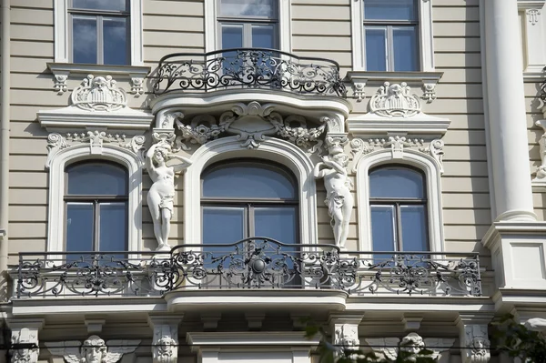 Riga. Decoración de una fachada del edificio en forma de jarra —  Fotos de Stock