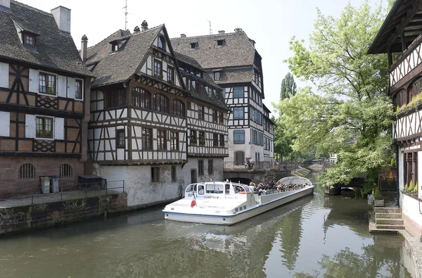 Frankrike, Strasbourg. Fritidsbåt med turister på chann — Stockfoto