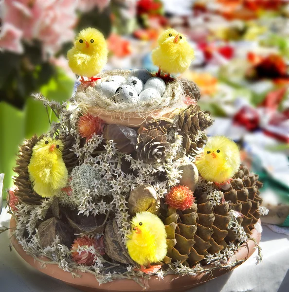 Composition de Pâques avec œufs et poulets . — Photo