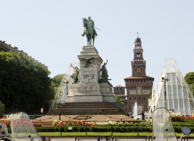Milan. Giuseppe Garibaldi'nın anıt t ana kuleye karşı