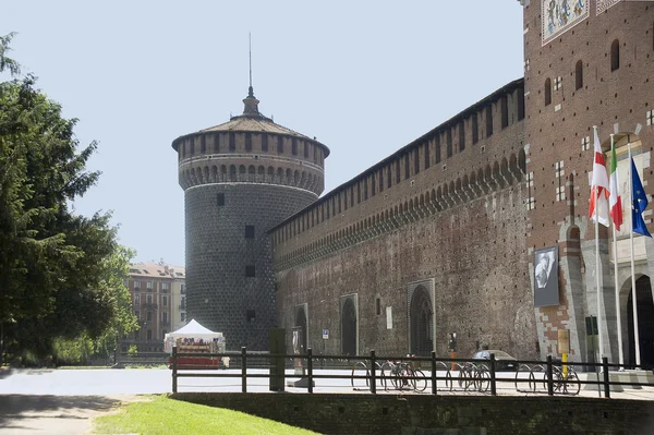 Torre al castillo de Castello Sforzesco en Milán — Foto de Stock