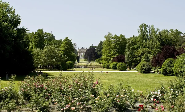 Milano. Parco Sempione con l'arco del Mondo . — Foto Stock