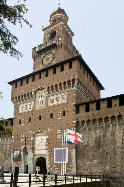 La torre principal del castillo de Castello Sforzesco en Milán — Foto de Stock