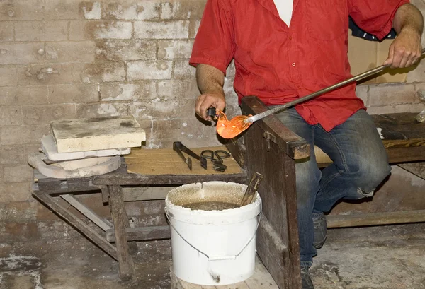 Lavoro soffiatore di vetro nella produzione di figurine di vetro — Foto Stock