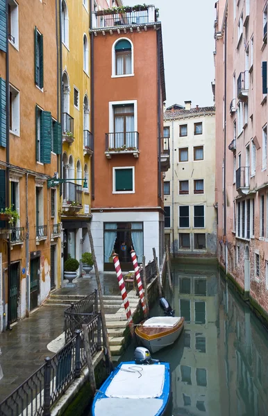 Quiet corner of Venice with multi-colored houses — Stock Photo, Image