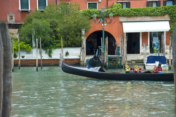 Veneza. Gôndola no cais . — Fotografia de Stock