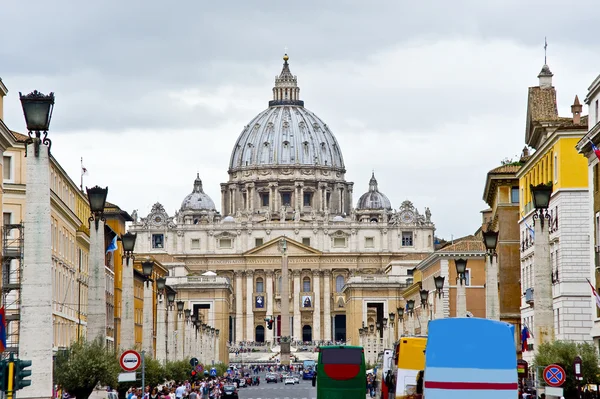 Vatican. Platz und die Kathedrale St. Peter — Stockfoto