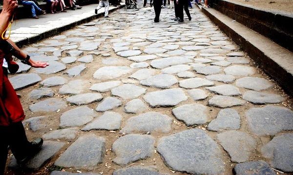 Roma, antigua carretera pavimentada de enormes adoquines —  Fotos de Stock