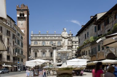 Verona'daki Delle Erbe Meydanı. 