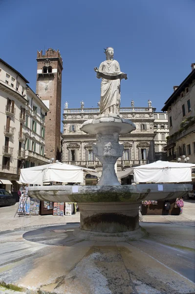 Verona. Estatua y fuente de la Virgen Veronesa . — Foto de Stock