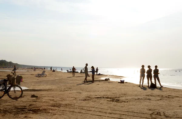 Jurmala. Sylwetki na plaży wieczorem. — Zdjęcie stockowe