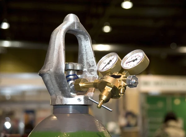 Tanque de cilindro de gás com manômetros reguladores de calibre Fotos De Bancos De Imagens