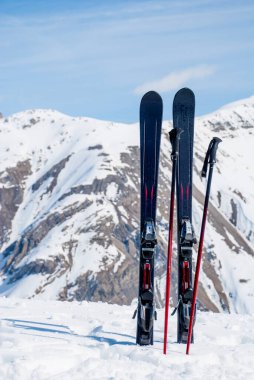 Avrupa, İtalya, Alpler. İtalyan Alplerinin üst kısmında kayak dağ. Bir mühlet iniş önce