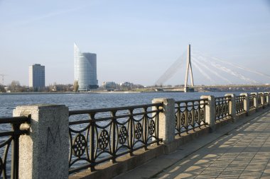 Riga. nehir dvina ve bir köprü iskele.