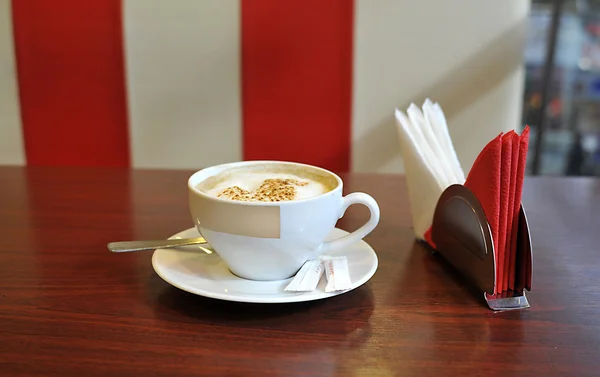 A grande xícara de café em uma mesa no café — Fotografia de Stock