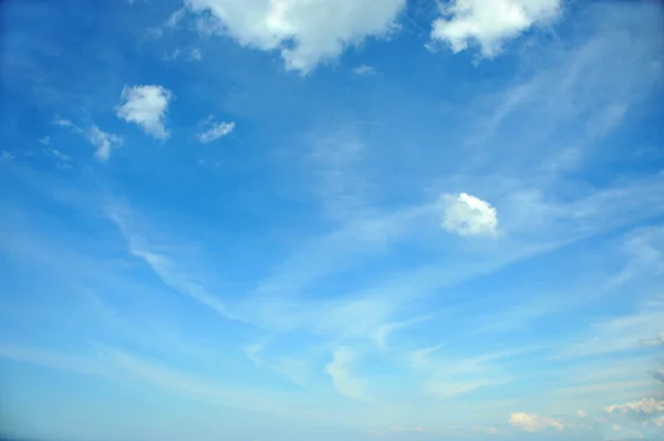 White clouds against the blue sky — Stock Photo, Image