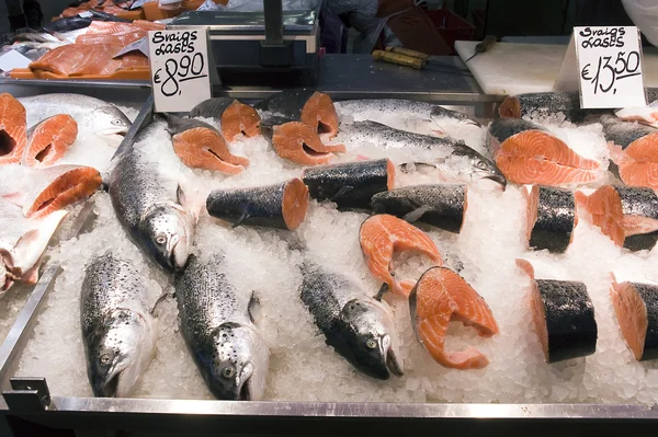 Riga. Sale of a salmon in fish pavilion on a market. — Stock Photo, Image