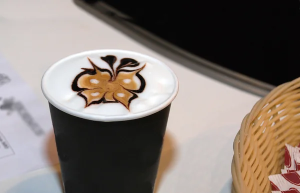 Dibujo de una mariposa en un vaso de café —  Fotos de Stock