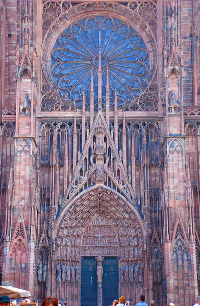 France, Strazburg. An arch and a main entrance in the cathedral. — Stock Photo, Image