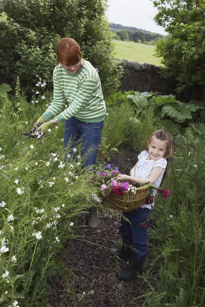 Mor och dotter i trädgården — Stockfoto