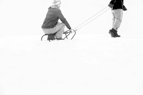 两个人在滑雪胜地用冬季雪橇 — 图库照片