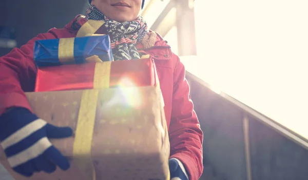 Mannen Som Håller Julklapp — Stockfoto