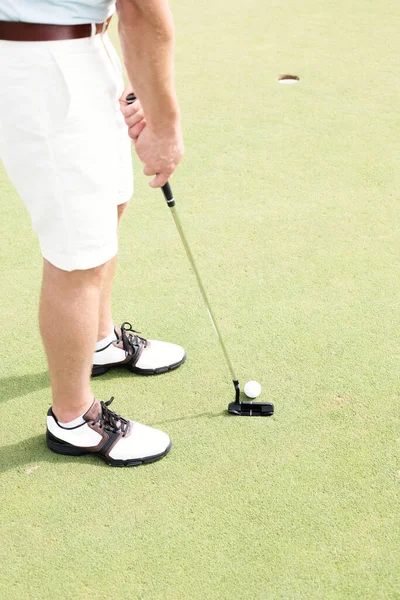 Foto Recortada Del Hombre Poniendo Pelota Golf Campo Golf —  Fotos de Stock