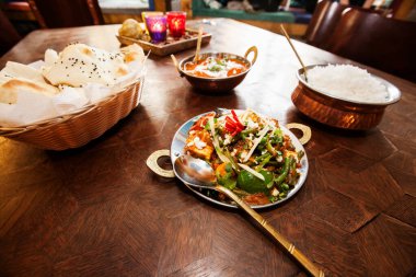 Hint restoranında Hint köri ve naan ekmeği.