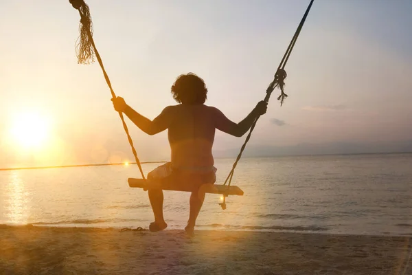 Size Model Sitzt Auf Schaukel Paradiesstrand — Stockfoto