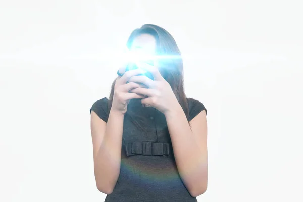 Femme Utilisant Téléphone Intelligent Avec Une Forte Fusée Éclairante — Photo