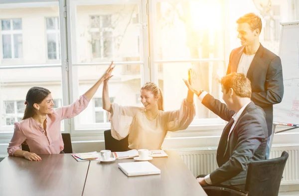 Trabajo Equipo Grupo Jóvenes Profesionales Que Trabajan Juntos Oficina Proyecto — Foto de Stock