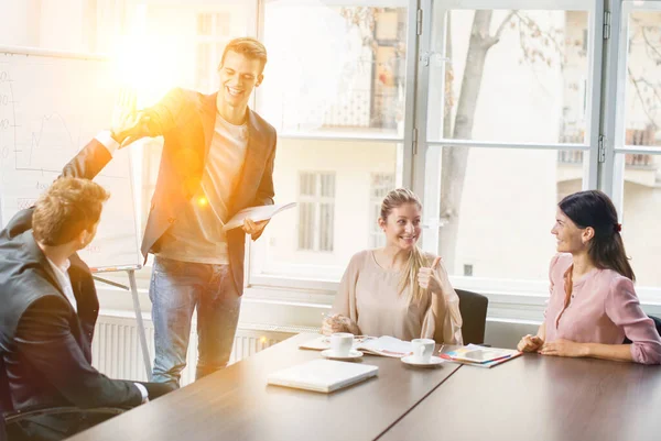 Teamwork Gruppe Unge Fagfolk Der Arbejder Sammen Kontoret Projekt - Stock-foto