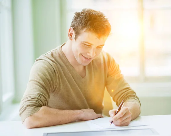 Homme Travaillant Maison Écrivant Sur Papier Aide Stylo — Photo