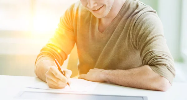 Hombre Trabajando Desde Casa Escribiendo Papel Usando Pluma —  Fotos de Stock