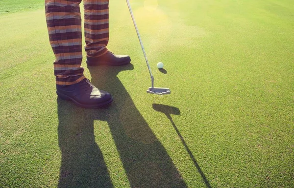 Foto Ritagliata Dell Uomo Che Mette Palla Golf Sul Campo — Foto Stock