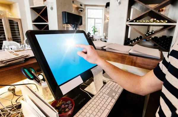 Waiter Using Touch Screen Till Restaurant — Stock Photo, Image