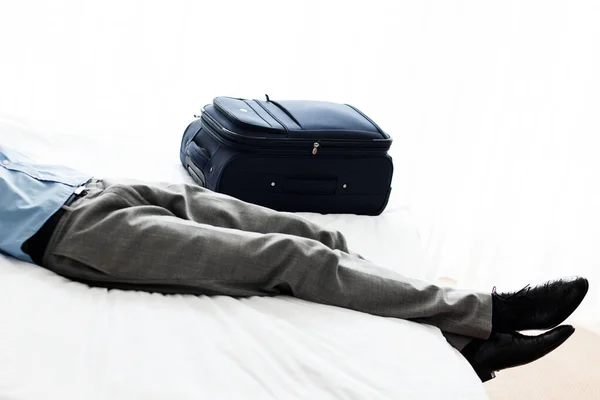 Homem Deitado Cama Hotel Após Uma Viagem Negócios — Fotografia de Stock