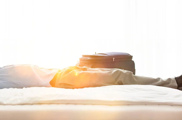 出張後にホテルのベッドに横たわっ男 — ストック写真