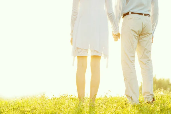 Pareja Abrazándose Tomándose Mano Parque Verano — Foto de Stock