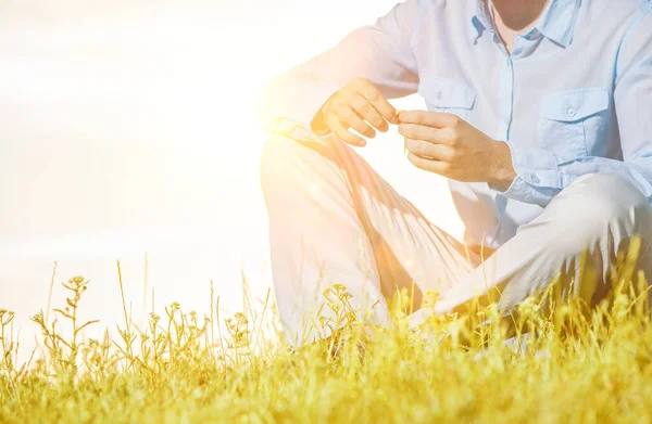 Foto Ritagliata Uomo Camicia Casual Pantaloni Seduto Parco Con Forte — Foto Stock