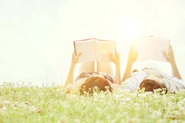 Pareja Leyendo Libros Parque Verano —  Fotos de Stock