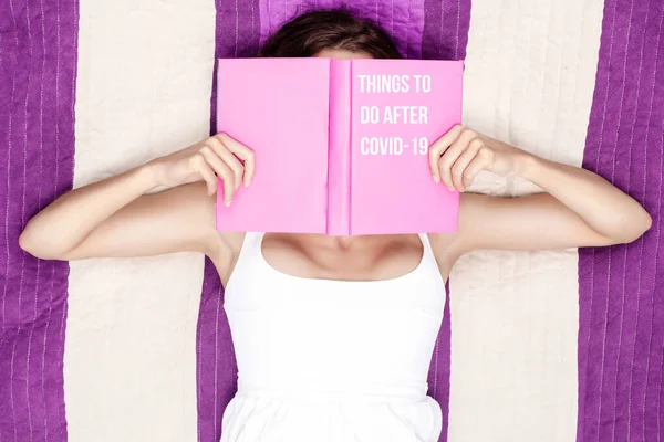 Mujer Leyendo Libro Púrpura Diciendo Cosas Que Hacer Después Covid — Foto de Stock