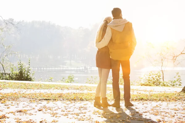 Beskuren Bild Ett Par Tillsammans Park Hösten — Stockfoto