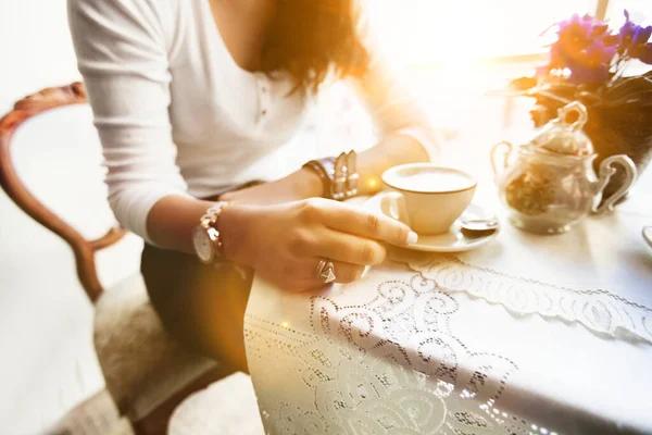 Foto Recortada Mujer Bebiendo Café Con Leche Cafetería — Foto de Stock