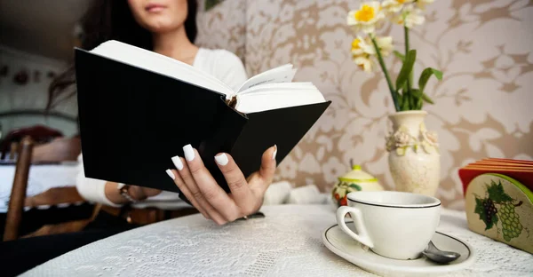 Gesneden Foto Van Een Vrouw Die Thuis Boek Leest Terwijl — Stockfoto