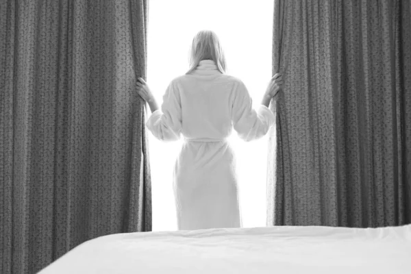 Foto Preto Branco Uma Mulher Abrindo Cortinas Vestindo Roupão Imagens Royalty-Free