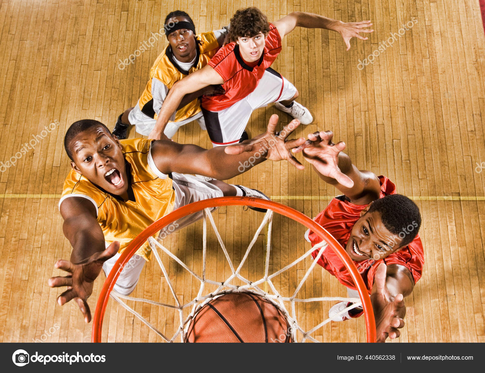 Ideia De ângulo Alto Do Basquetebol Dunking Do Jogador De Basquetebol Na  Aro Imagem de Stock - Imagem de cesta, jogar: 111358551