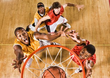 Basketbolcunun potaya basket attığı yüksek açı şutu.