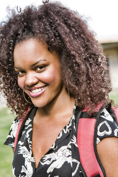 Portrait Une Étudiante Afro Américaine Souriante — Photo