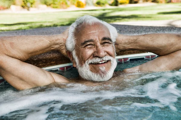 Šťastný Senior Muž Relaxuje Okraji Bazénu — Stock fotografie